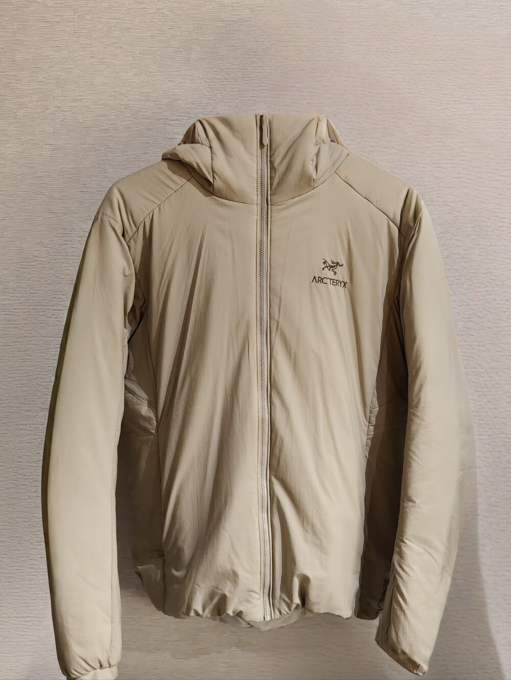 Arc'teryx Women's Hooded Puffer Jacket in Light Beige